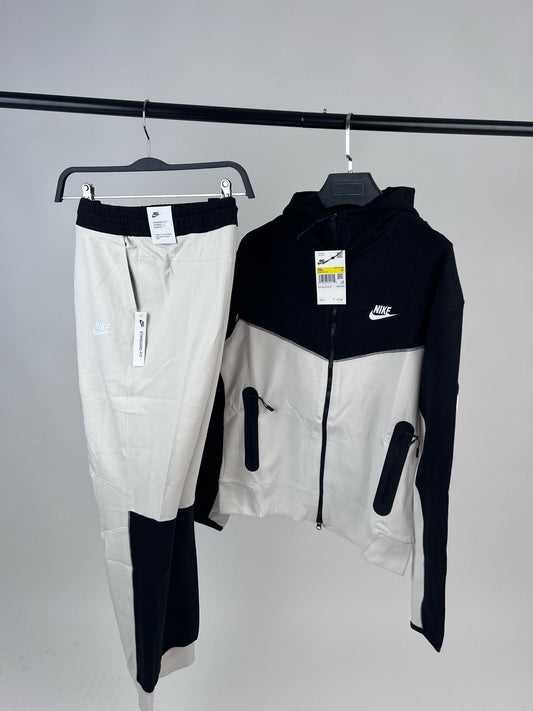 Nike Tech Fleece 2025 Black And White